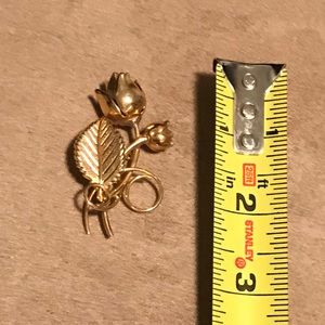 Vintage gold tone flower brooch